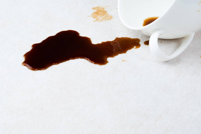 Wie man Kaffeeflecken aus dem Teppich entfernt?